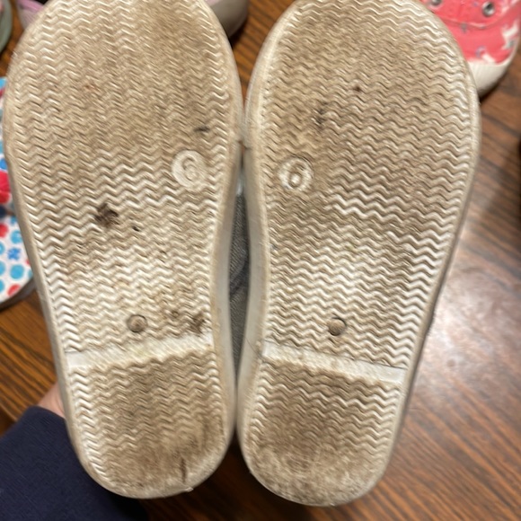 Girls size 6 grey shark slip on shoes so cute! - Picture 6 of 7